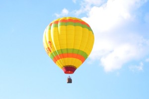 大空に浮かぶ熱気球