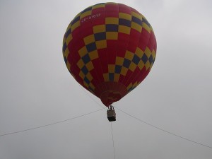 早朝、空に浮かぶ熱気球